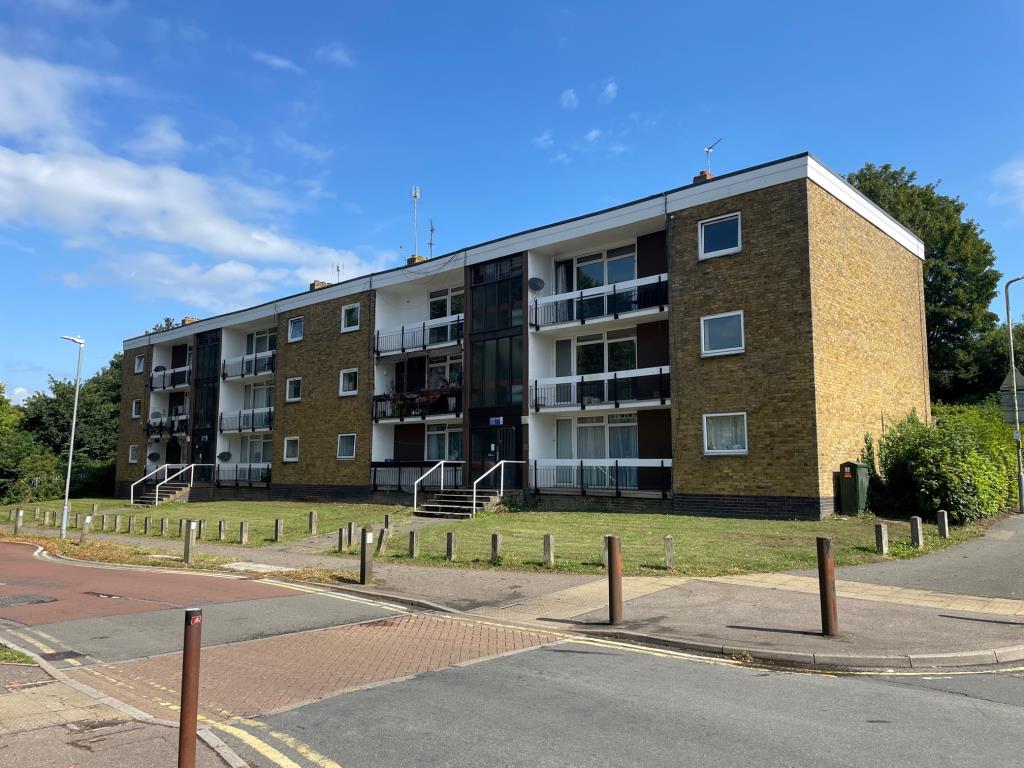 Lot: 66 - TWO-BEDROOM FLAT FOR IMPROVEMENT - General View of the building